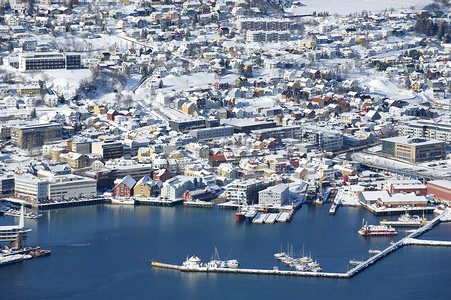 北极圈摄影照片_到 350 公里，在北极圈内，挪威的特罗姆瑟城市鸟瞰图.