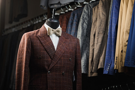 男装夹克摄影照片_男装西装, 衬衫, 领带在店里的一个模特