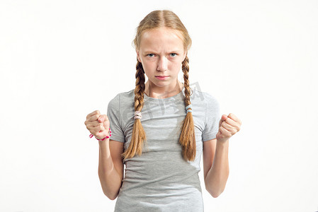 愤怒, 反对。一个13岁女孩的肖像显示出负面情绪. 