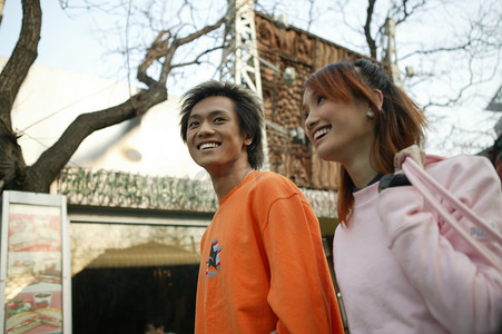主题活动摄影照片_东方年轻情侣在北京的街道