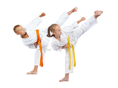 跳动摄影照片_两个孩子在 karategi 跳动洋子杰瑞