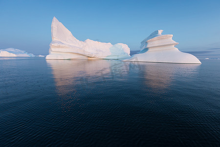 西格陵兰岛迪斯科湾的巨大冰山形式各异。它们的源头是雅库布沙温冰川。这是全球变暖和冰的灾难性融化现象的后果 