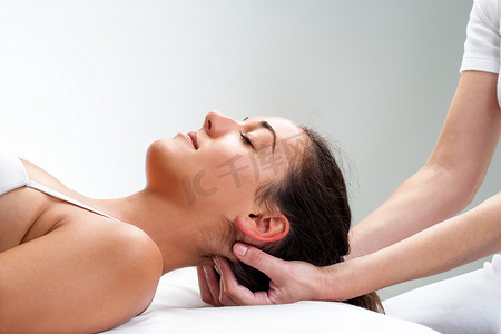 neck摄影照片_Massage of womans head.