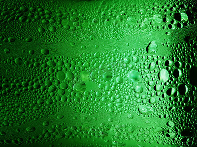 背景: 绿色玻璃瓶上起泡水苏打的气泡, 渐变光