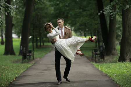 新郎新娘在公园的婚礼舞蹈 
