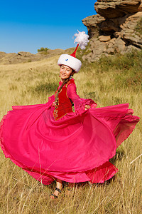 美丽的民族服饰与 dombyra 共舞，草原的哈萨克女人