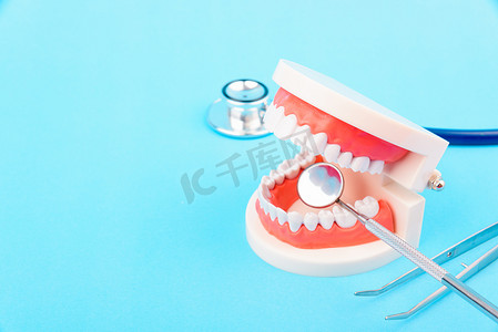 蓝底摄影照片_牙科保健概念、白牙及牙科护理工具(蓝底)