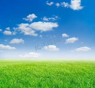 天空和草地景观