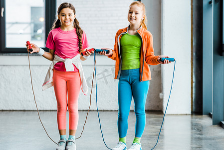 跳绳动画摄影照片_可爱的孩子训练与跳绳在健身房