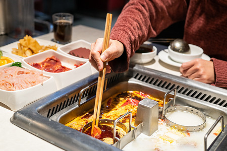 海鲜火锅摄影照片_中国火锅沙司辣酸汤配肉和海鲜,寿司中式-精选重点