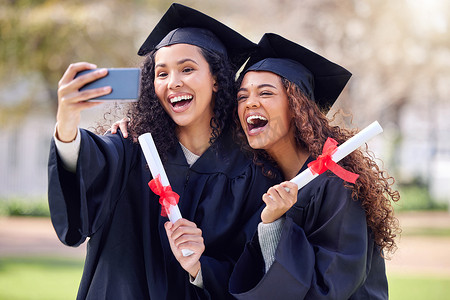 what摄影照片_What feels like the end is really just the beginning. two young women taking a selfie on graduation day