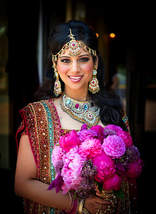 微笑与花束印度新娘