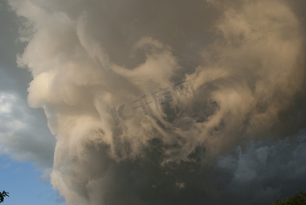 力量的象征摄影照片_Thunderclouds before the storm. Rain clouds.