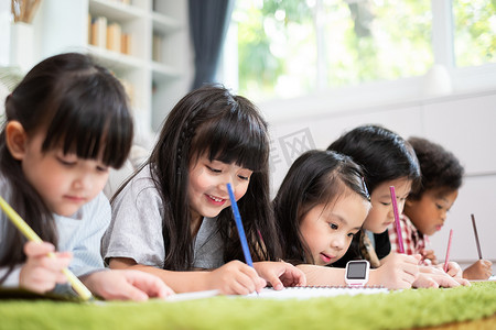 群体多样性可爱的孩子在家里学习，孩子教育的概念