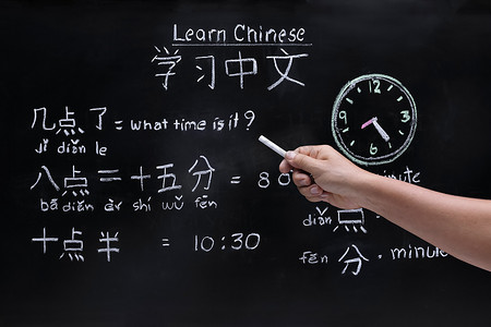 学汉语摄影照片_在教室里学汉语讲时间.