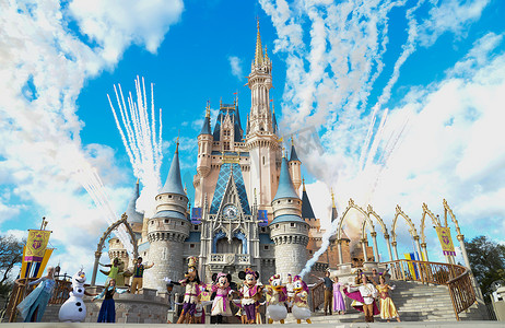迪斯尼魔术王国灰姑娘城堡, 米奇, 迪斯尼冷冻埃尔莎和安娜生活与烟花玩。照片拍摄于 2018年2月, 迪斯尼世界, 奥兰多, 佛罗里达州, 美国