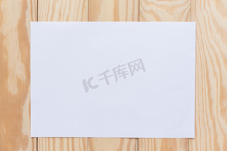 抽象空白一张白纸在木桌顶视图背景图