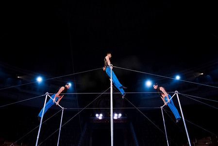 马戏团水平栏上体操运动员低视角表演  