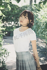 亚洲女孩的肖像，白色衬衫和裙子，外型自然古色电影风格
