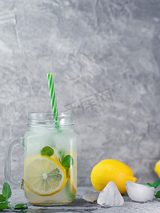 夏日清凉的玻璃瓶莫吉托柠檬水加柠檬、薄荷和冰块