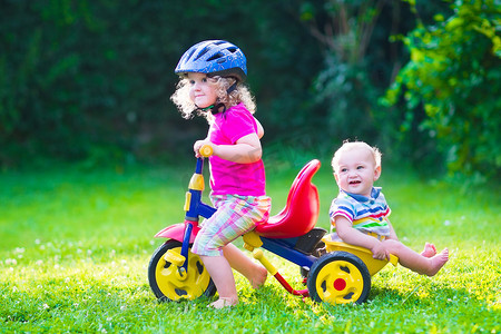 幼儿园ppt摄影照片_一辆自行车上的两个孩子