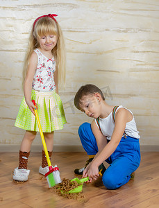 年轻的男孩和女孩帮助打扫房子