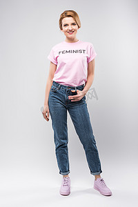 美丽的微笑的女人粉红色女权主义 t恤衫, 孤立的灰色