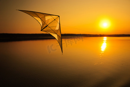 平湖摄影照片_在日落时的风筝