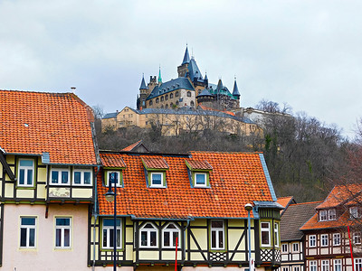 这座令人印象深刻的城堡耸立在这座历史悠久的半木结构城镇的屋顶之上