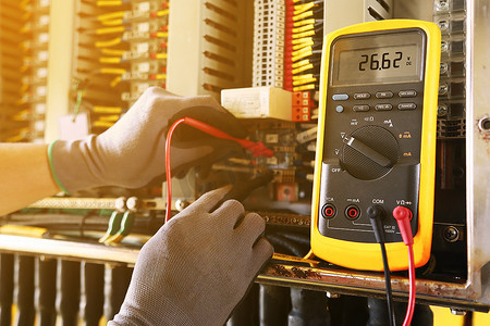 电子终端在接线盒中,由技术人员提供服务.用PLC在控制面板上安装电气设备,用于支持程序和控制功能.技术人员定期巡查设备.