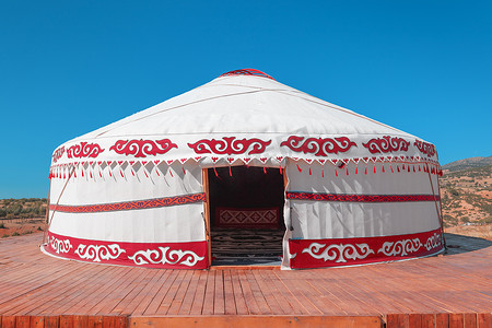 酸奶是在中亚游牧民族文化中占据中心地位的便携式帐篷房。家庭装修的民族和民间模式