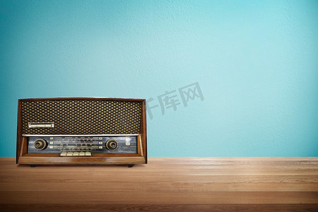 老复古复古广播收音机在木桌与薄荷蓝色背景 