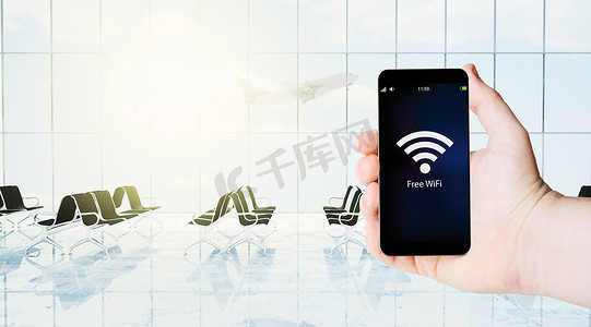 男性手持智能手机在屏幕上免费 wifi 上网, 机场休息室背景