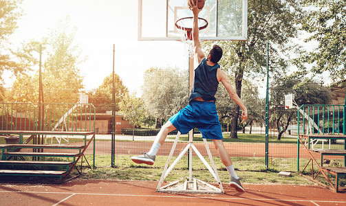 少年男子训练篮球在街头球场
