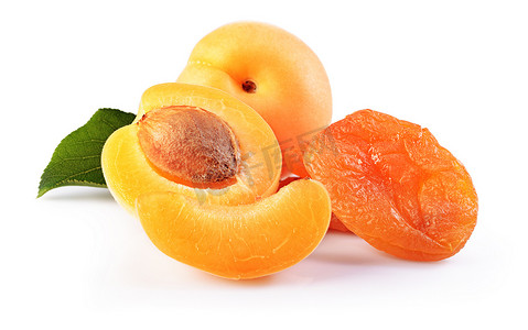 健康生活的的成熟果实。绿色的叶子新鲜和干杏