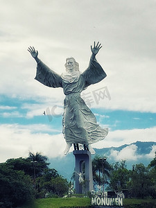 万鸦老, 北苏拉威西, 印度尼西亚-2017年10月02日: 耶稣基督雕像在万鸦老市, 北苏拉威西, 是最大的耶稣雕像在印度尼西亚成为著名的旅游胜地在万鸦老.