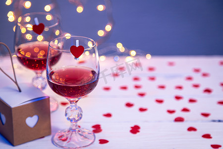 背景与酒杯，浪漫晚餐情人节的概念，复制空间.
