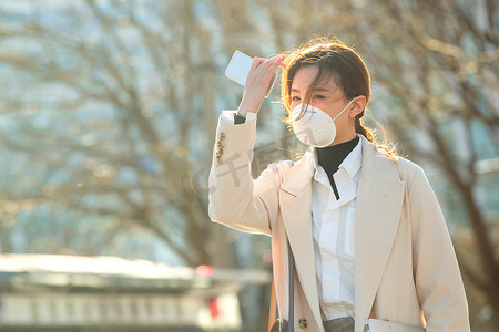 北京街道摄影照片_戴口罩的青年女人