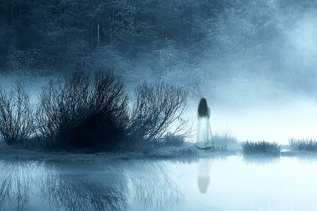 在雾中的神秘女子