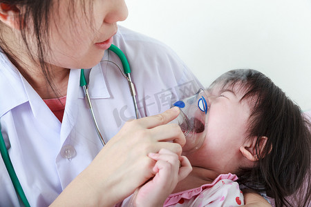 亚洲女孩有呼吸系统疾病，儿科医生的帮助。小孩哭.