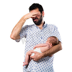 年轻的父亲与他的新生婴儿做嗅到坏手势