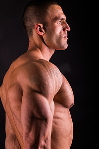 肌肉和身体健康的年轻健美健身男模特奥雅纳