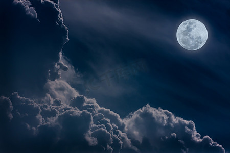 月亮夜晚背景摄影照片_与云的夜空，皎洁的月亮会使大的背景.