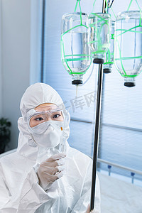 医务人员职业防护摄影照片_医务工作者在病房里调试生理盐水