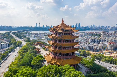 武汉市的空中风景。全景天际线和扬子江畔的建筑物。塔上的中文字母是