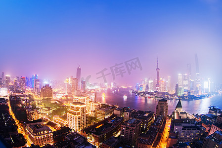 夜上海具有反射、 美丽的现代化城市的天际线