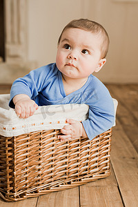 小男孩坐在编织框