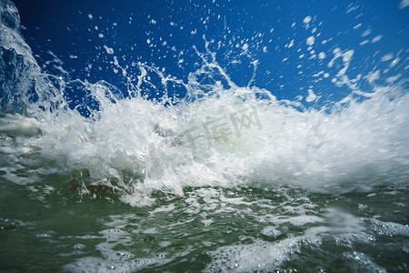 海浪在岸上破浪