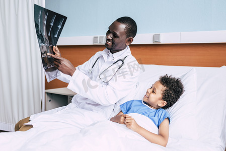 非洲裔美国医生和病人的 x 射线图片