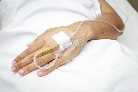 生理盐水摄影照片_病人在医院与生理盐水静脉注射 (iv)